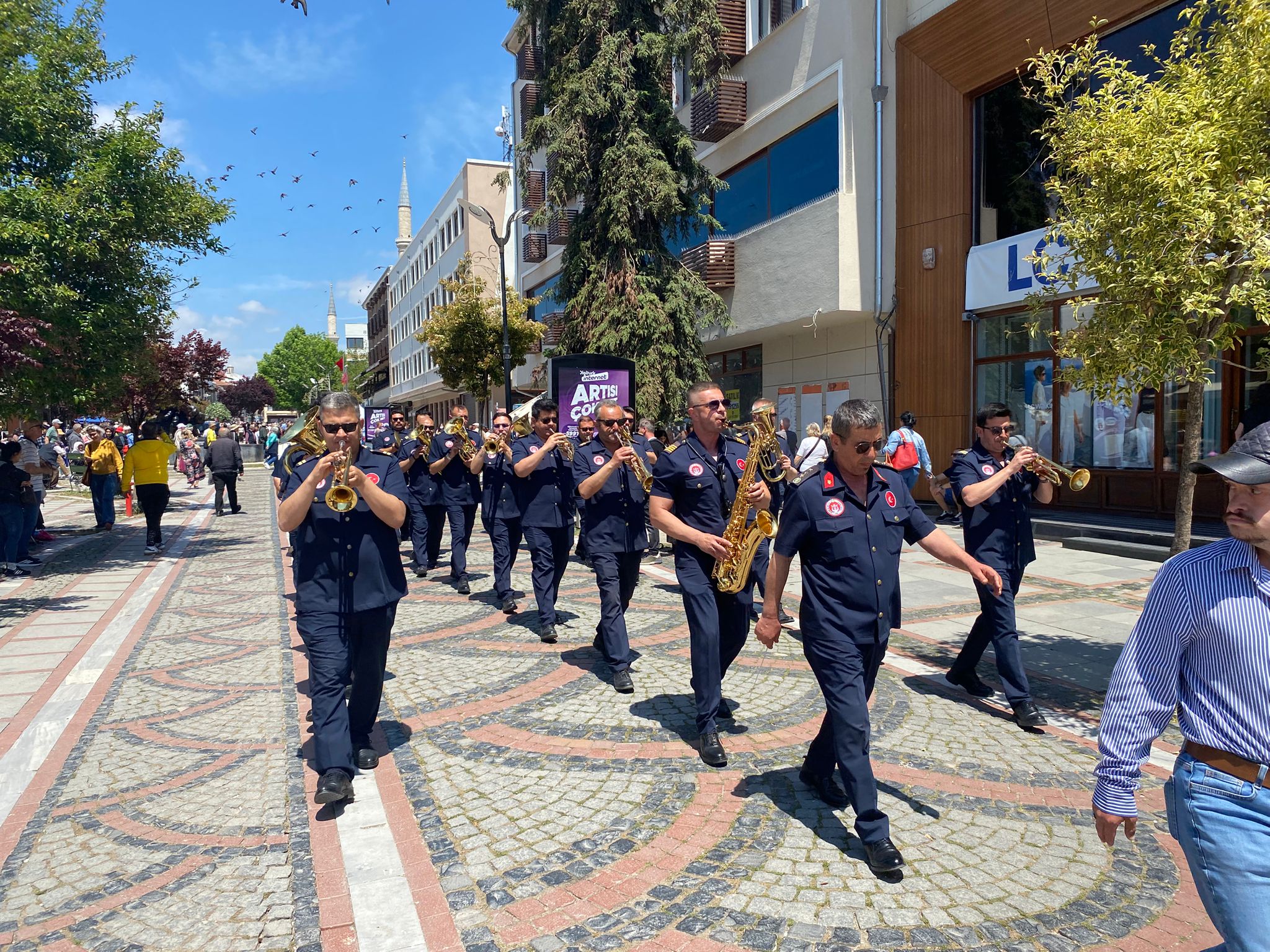 Edirne’nin en canlı noktalarından biri olan Saraçlar Caddesi ve kentin ticaret noktalarından Balkan Pazarı, bu hafta oldukça renkli ve coşkulu anlara sahne oldu. Edirne Belediye Bandosu, yenilenen yüzüyle kapılarını açan Balkan Pazarı’nın yeni dizaynını kutlamak ve bölgeye hareketlilik getirmek amacıyla unutulmaz bir etkinliğe imza attı.